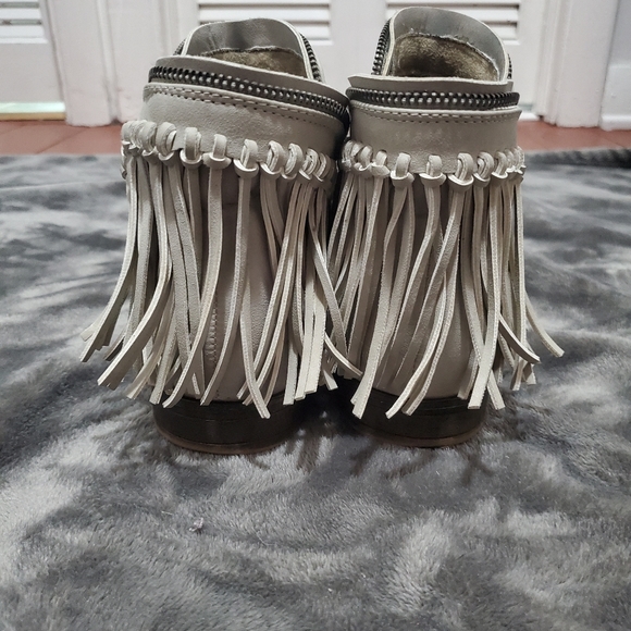 Zipper detail stone colored fringe booties - Picture 2 of 5